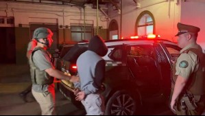 Intentó atropellar a Carabineros: Adolescente es detenido tras cometer asalto en un auto robado en Recoleta