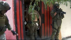 Allanan dos domicilios por acopio y venta de drogas en Cerro Navia: Dos personas fueron detenidas