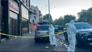 'Entre 8 a 12 impactos balísticos': Conductor fue herido en su vehículo mientras transitaba por el centro de Santiago