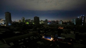 Usuarios de redes sociales reportan cortes de luz en 3 comunas de la capital