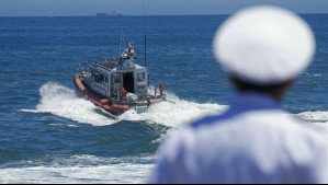 Rescatan a dos tripulantes que volcaron en un bote debido a marejadas en Antofagasta