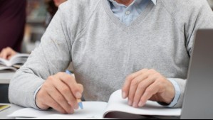 Tiene dos carreras universitarias y dos magísteres: La historia del hombre de 66 años que entró a estudiar una carrera técnica