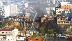 Incendio en Cerro Cordillera de Valparaíso: Al menos 11 inmuebles afectados por el fuego y 25 personas damnificadas