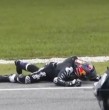 Revisa el impactante registro: video muestra cómo piloto de moto sufrió un duro accidente que le provocó varias fracturas en la mano y el pie. Se trata del campeón de MotoGP 2024, el español Jorge Martín.