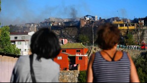 11 casas consumidas por voraz incendio en Cerro Cordillera de Valparaíso: Al menos 50 vecinos fueron evacuados