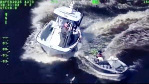 Video muestra cinematográfico rescate de bote fuera de control en EEUU: Conductor había sufrido una descompensación
