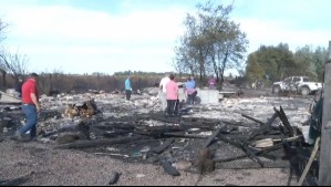 Reportan detención de tres personas por supuesta participación en incendio forestal que destruyó varias casas en Coihueco