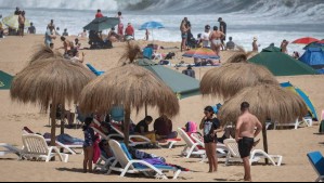 Niño queda atrapado en la arena en playa de Cartagena y es rescatado con retroexcavadora
