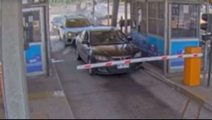 Conductor de 20 años murió: Video muestra trágico choque de auto contra peaje en Autopista Acceso Sur de Santiago