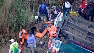 Tragedia en Guatemala: Al menos 31 personas mueren al caer un bus a un barranco