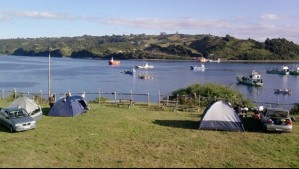 Cayó 6 metros por un barranco: Veraneante resulta herida en accidente vehicular en un camping de Chiloé