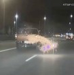 Mira el video que registró el momento en que desde una camioneta fueron lanzados fuegos artificiales hacia otro vehículo luego de una discusión entre los conductores en Estados Unidos.