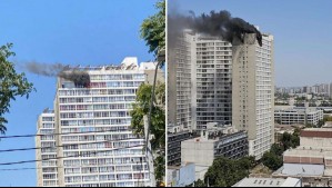 Incendio afecta a edificio de departamentos en el centro de Santiago: Residentes son evacuados