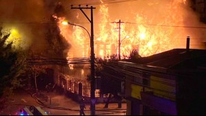 Incendio afecta a casona 'okupa' en el centro de Temuco: Reportan riesgo de propagación a viviendas vecinas