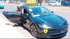 Increíble: Auto Tesla de casi $40 millones es usado como colectivo en Quillota