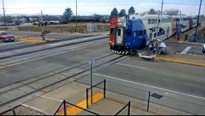 Conductor se salvó por unos segundos: Video muestra impactante momento en que un tren arrolló a una camioneta en EEUU