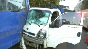 'Me quedé dormido': Conductor de camión chocó bus del transporte público en el centro de Santiago