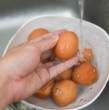 Conoce por qué no deberías lavar los huevos antes de cocinarlos. Revisa qué dice el departamento de agricultura de los Estados Unidos respecto al lavado de este producto.