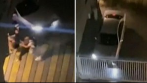 Videos captan violenta pelea entre vecinos de un edificio de Estación Central y un conductor: Chocó el portón para darse a la fuga