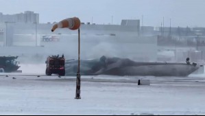 Avión queda totalmente volcado tras grave accidente en el aeropuerto de Toronto: Se reportan al menos ocho heridos