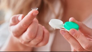 Perdió la visión de un ojo tras cometer común error al usar lentes de contacto