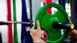 Muere joven atleta tras levantar barra con 270 kilos para hacer sentadillas en la India