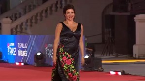 Eligió un vestido con flores: Así fue la pasarela de la animadora y ex Miss Chile Savka Pollak en la Gala de Viña