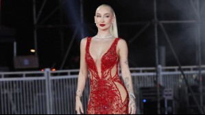 Fran Maira se la jugó con elegante vestido rojo para impactar en la alfombra roja de la Gala de Viña 2025