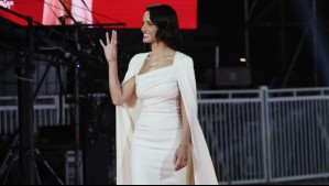 Leonor Varela lució un elegante vestido blanco en la alfombra roja de la Gala de Viña 2025