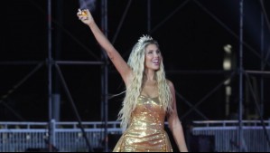 Revive el momento: Coté López deslumbró en la alfombra roja de la Gala de Viña 2025 con un particular vestido dorado