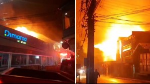 Incendio de grandes proporciones afecta a varios locales comerciales en el centro de Ancud