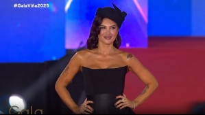 'Muy vibra de los años 50': Karen Bejarano lució elegante sombrero y vestido negro en la Gala de Viña