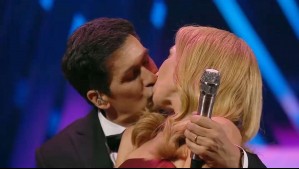 El romántico beso entre Karen Doggenweiler y Rafael Araneda en la segunda noche de Viña 2025