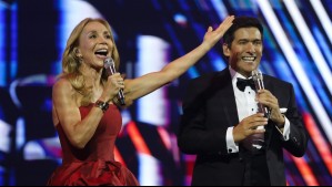 Un guiño a la noche femenina: Los detalles del elegante vestido rojo de Karen Doggenweiler en la segunda noche del Festival