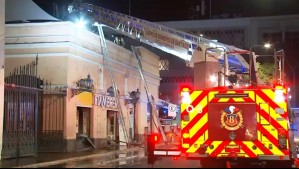 Incendio afecta a local comercial en el Mercado Central de Santiago