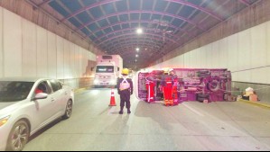 Camión se vuelca en pleno túnel de la autopista Costanera Norte y genera congestión en Providencia