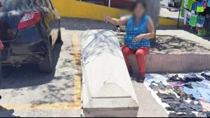 ¡Insólita oferta!: Mujer pone en venta ataúd en una feria de Iquique