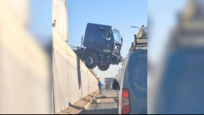 Grave accidente en Ruta 5 Sur: Camión queda colgando tras choque múltiple a la altura de San Bernardo