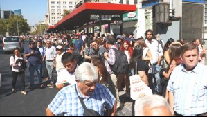 Paraderos están colapsados de personas por corte de luz a nivel nacional