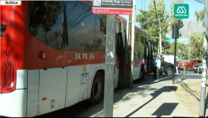 En medio del caos por corte de luz: Bus del sistema Red pasó a llevar poste del tendido eléctrico al intentar adelantar