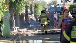 Gran incendio deja al menos cuatro viviendas afectadas en Cerro Navia