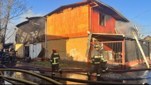 Incendio afecta al menos 8 casas en Lo Espejo: Poca disponibilidad de grifos complican labores de Bomberos