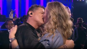 Revive el apasionado beso de Carlos Vives durante la interpretación de 'Volví a nacer'