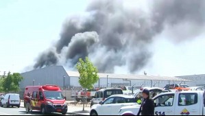 Voraz incendio afectó a bodegas del Parque Enea en Pudahuel