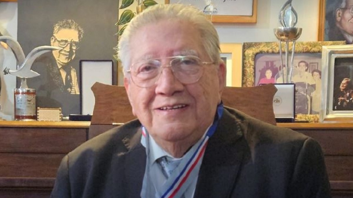 Valentín Trujillo honrado con medalla al Mérito Docente y Cultural Valentín Trujillo honrado con medalla al Mérito Docente y Cultural