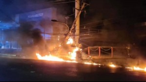 Hay 4 personas fallecidas: Vehículo quedó calcinado tras chocar contra poste de luz en Linares