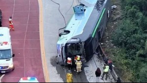 Hay más de 20 personas lesionadas: 10 ambulancias asisten en volcamiento de bus en Panguipulli