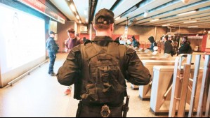 Vigilantes armados, de civil y presencia de carabineros: Así funciona el nuevo plan de seguridad de Metro