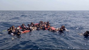 Hay chilenos entre los afectados: Rescatan a más de 40 turistas tras naufragio de embarcación en el caribe colombiano