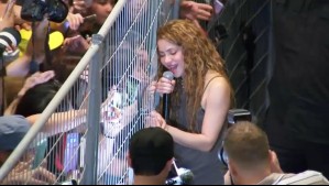 Shakira aparece tras cancelación de conciertos y canta 'Antología' para fanáticos que la esperaban fuera del hotel